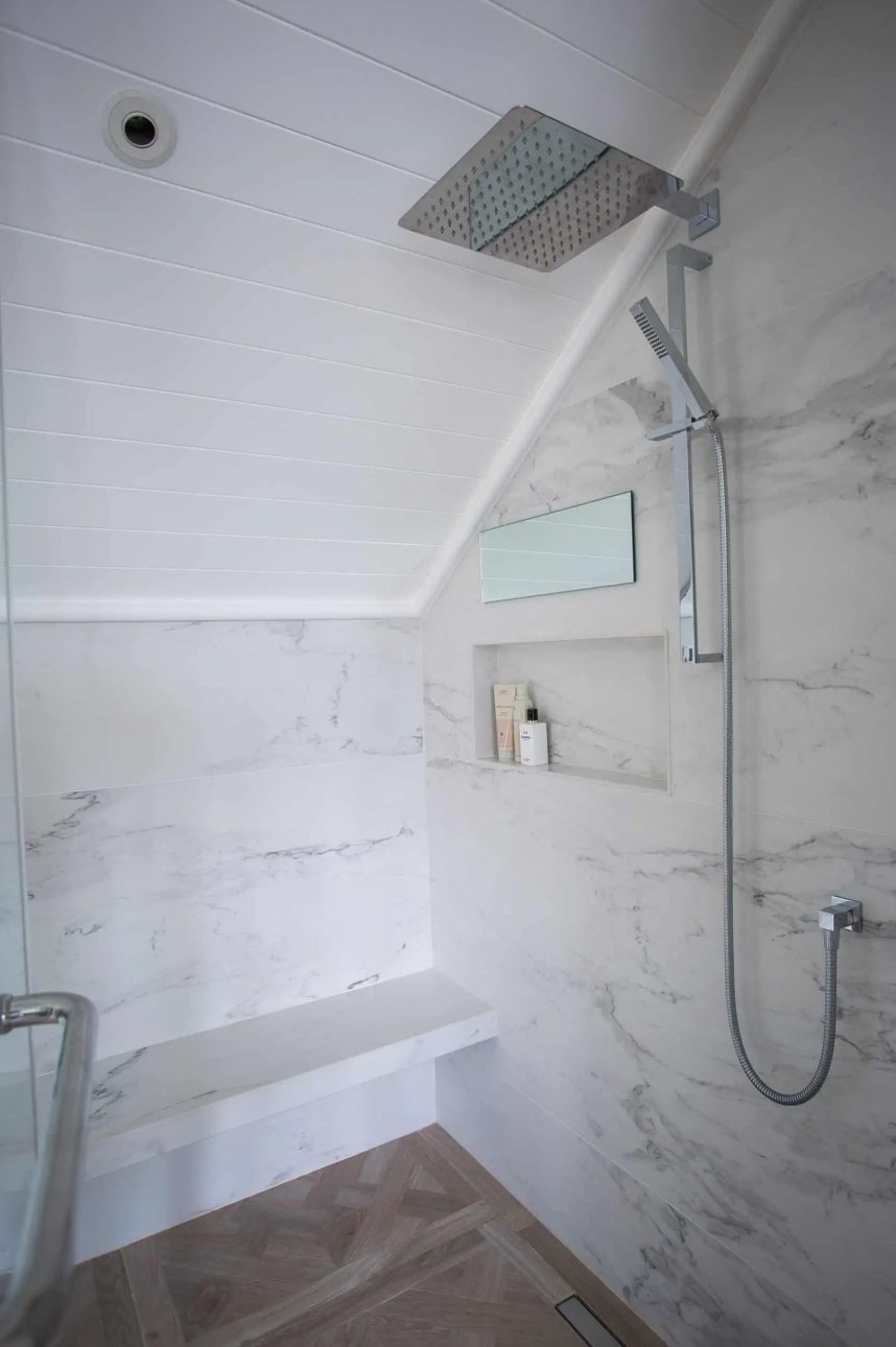 Walk-in shower in large format marble-effect porcelain