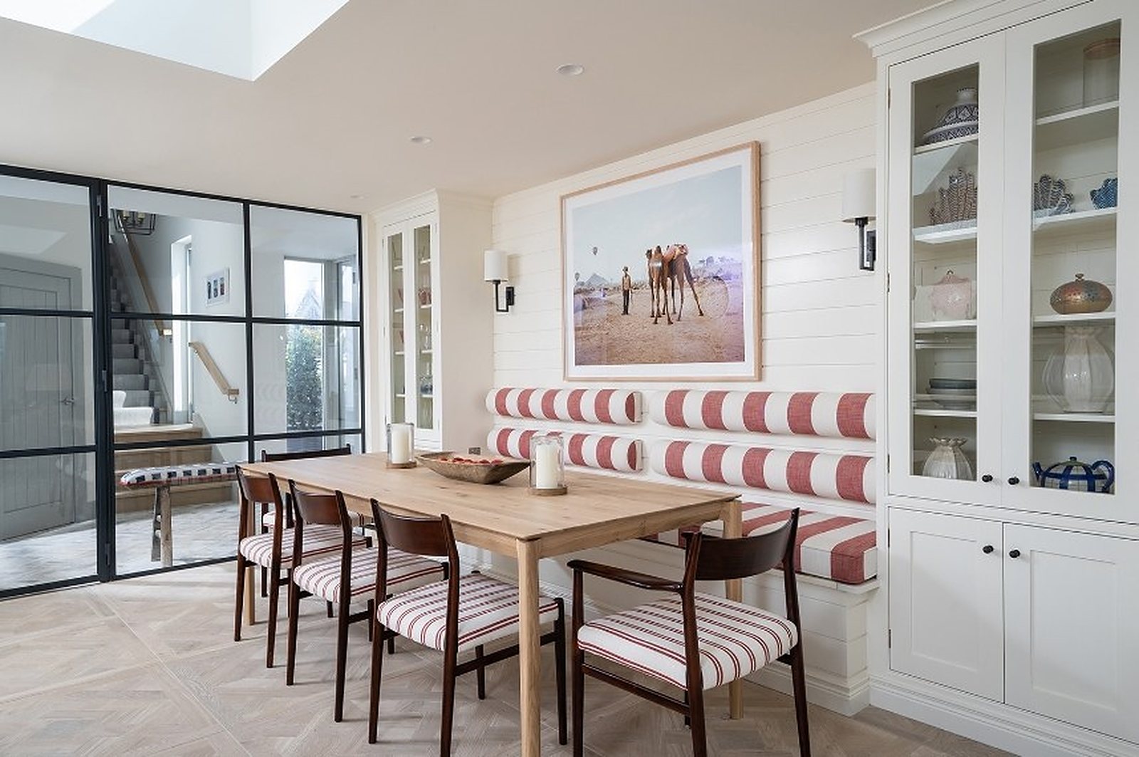 Dining room with banquette seating on parquet-panel porcelain